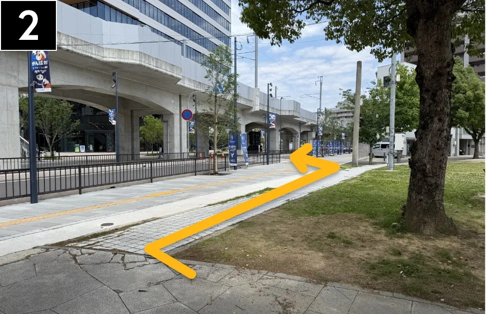 宝町公園沿いを直進、左手に見える横断歩道を渡る