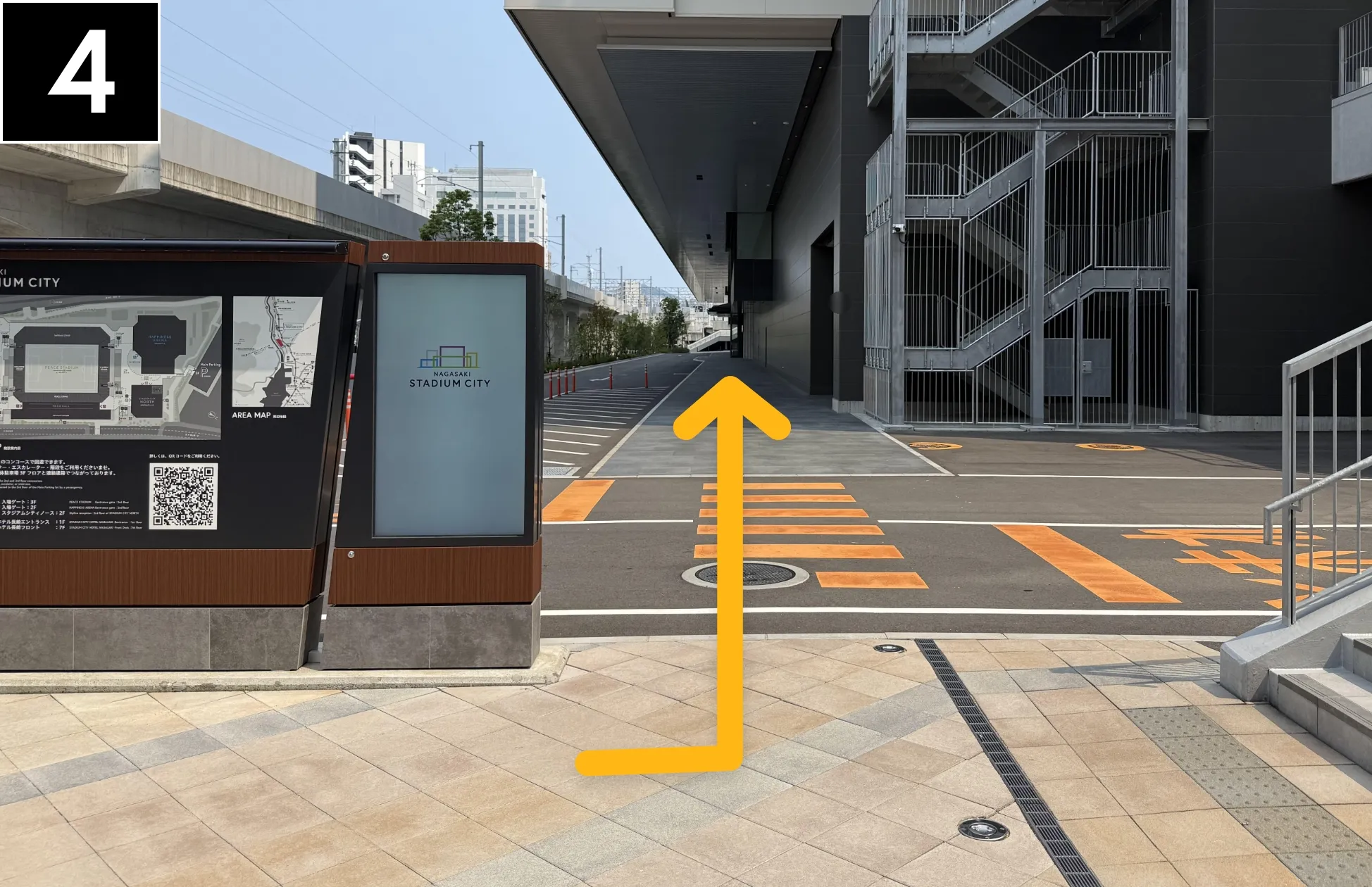 案内掲示板横の横断歩道を渡る