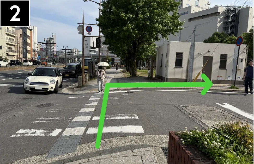 横断歩道を渡り、宝町公園を右折
