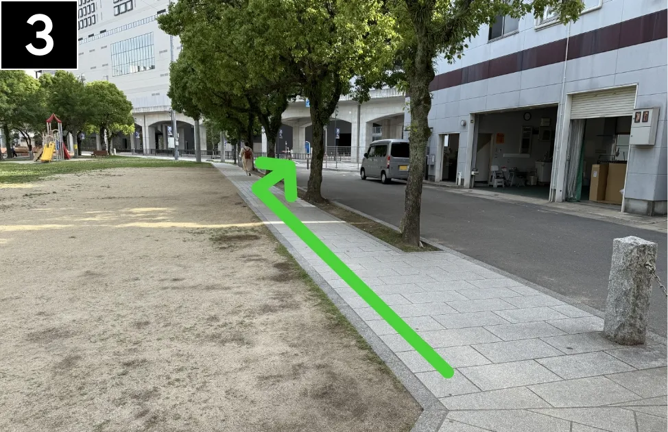 宝町公園沿いに進み、右手に見える横断歩道を渡る