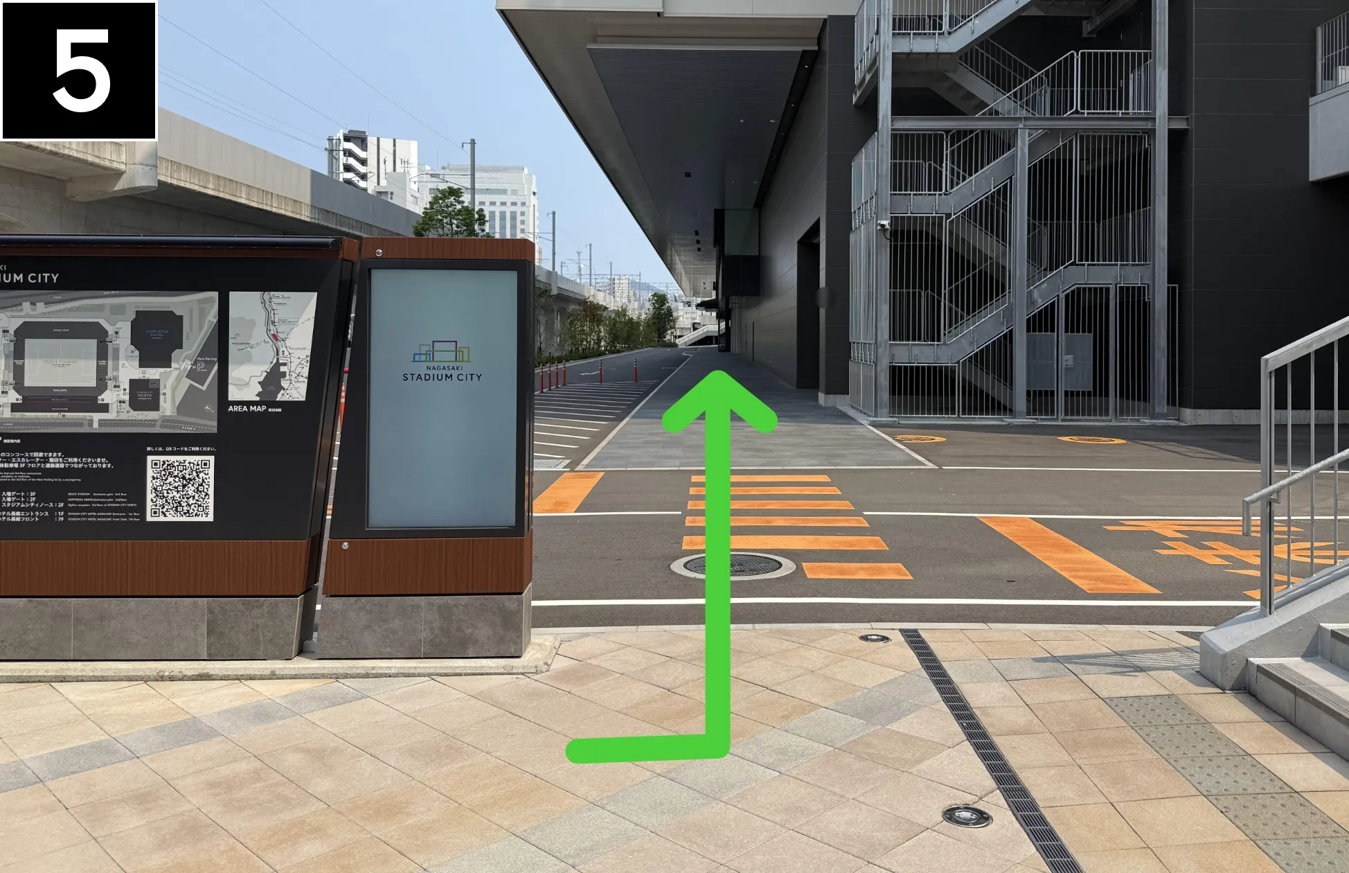 案内掲示板横の横断歩道を渡る