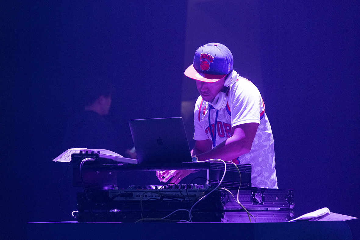 It's like a club DJ time!