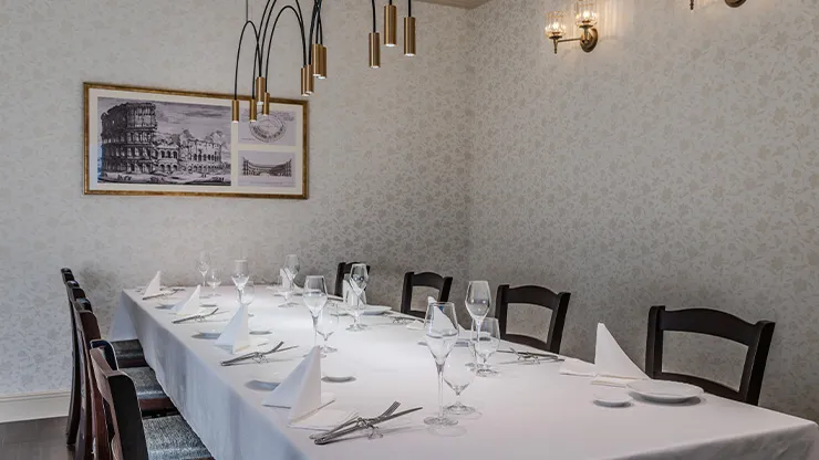 ※半個室および個室は、スペチアーレコースをご注文いただいたお客様のみご利用いただけます。※個室をご利用の場合、4名以下の場合は別途個室料として10,000円を申し受けます。