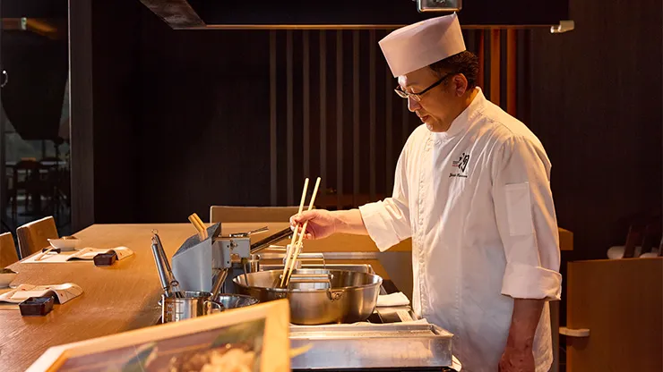 天婦羅カウンターは10席ご用意しております。目の前で揚げた、揚げたての天ぷらをお楽しみ頂けます。