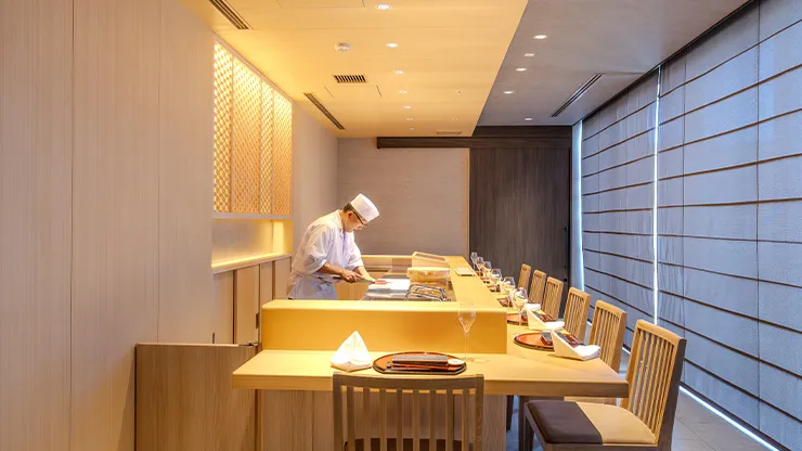 当店の寿司カウンターは、完全個室のプライベート空間をご用意しております。熟練の職人が一貫一貫丁寧に握る寿司を、目の前でお楽しみいただけます。